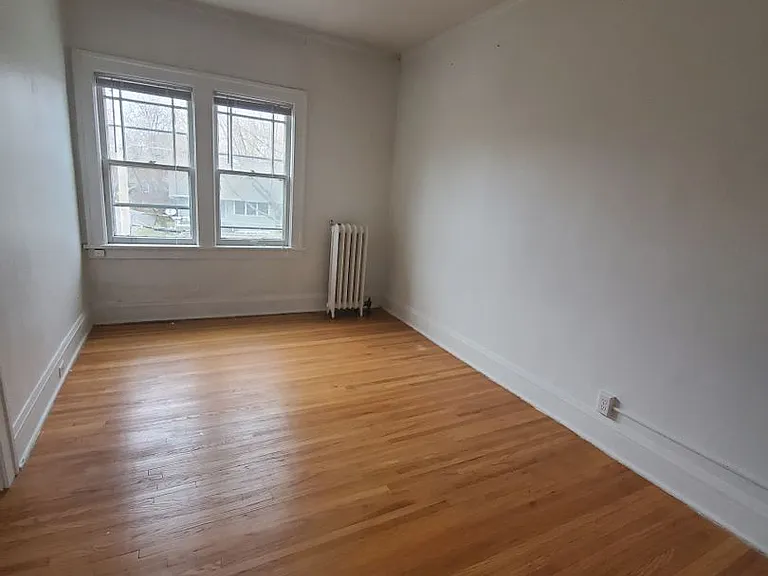 180 Lexington Parkway So. - Edgecumbe Court — Photo 8