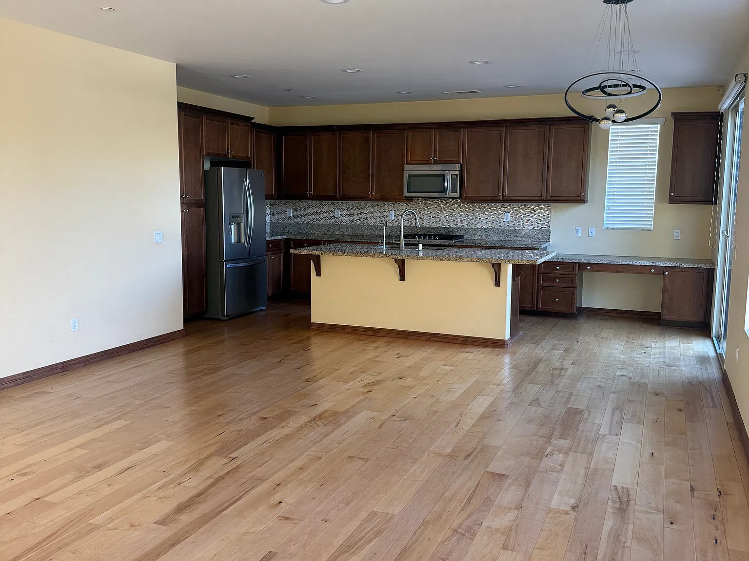 3 bed, 2.5 bath, 1934 sqft, $4,000 — Photo 3
