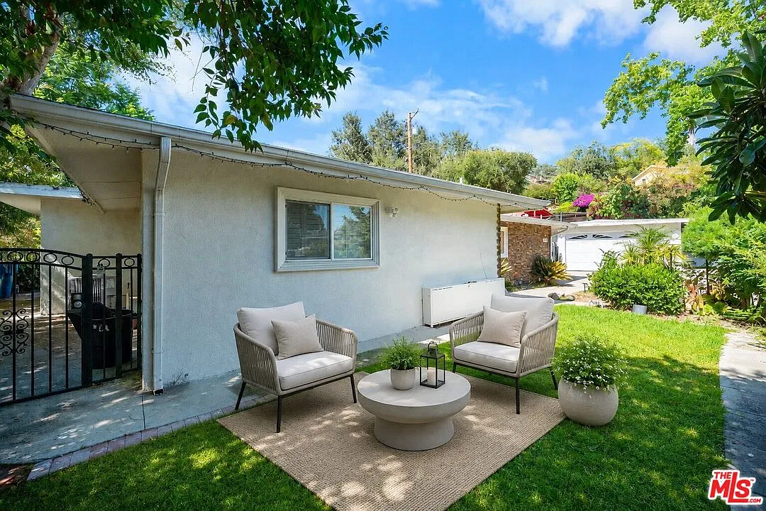 3 bed, 2.0 bath, 1739 sqft, $5,900 — Photo 2