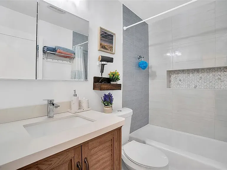 Bathroom 2, tub & shower