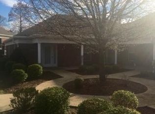 8525 Applegate Village Dr, Louisville, KY 40219