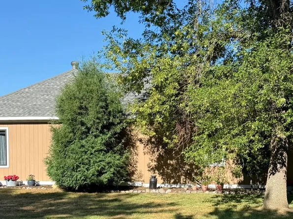 352 3rd Ave S, Casselton, ND 58012