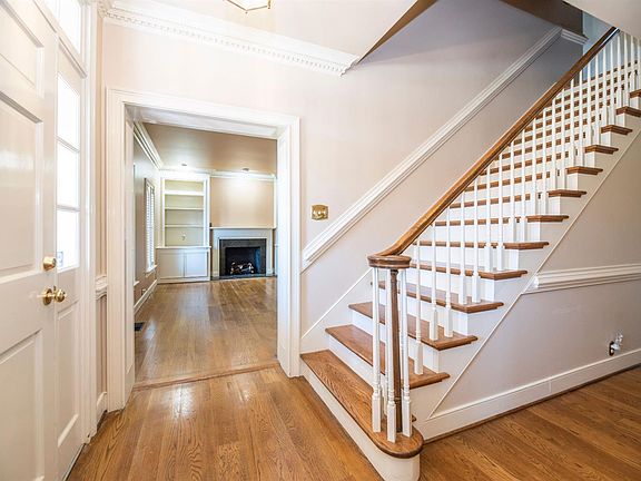 3rd image of 2124 Woodmont Dr