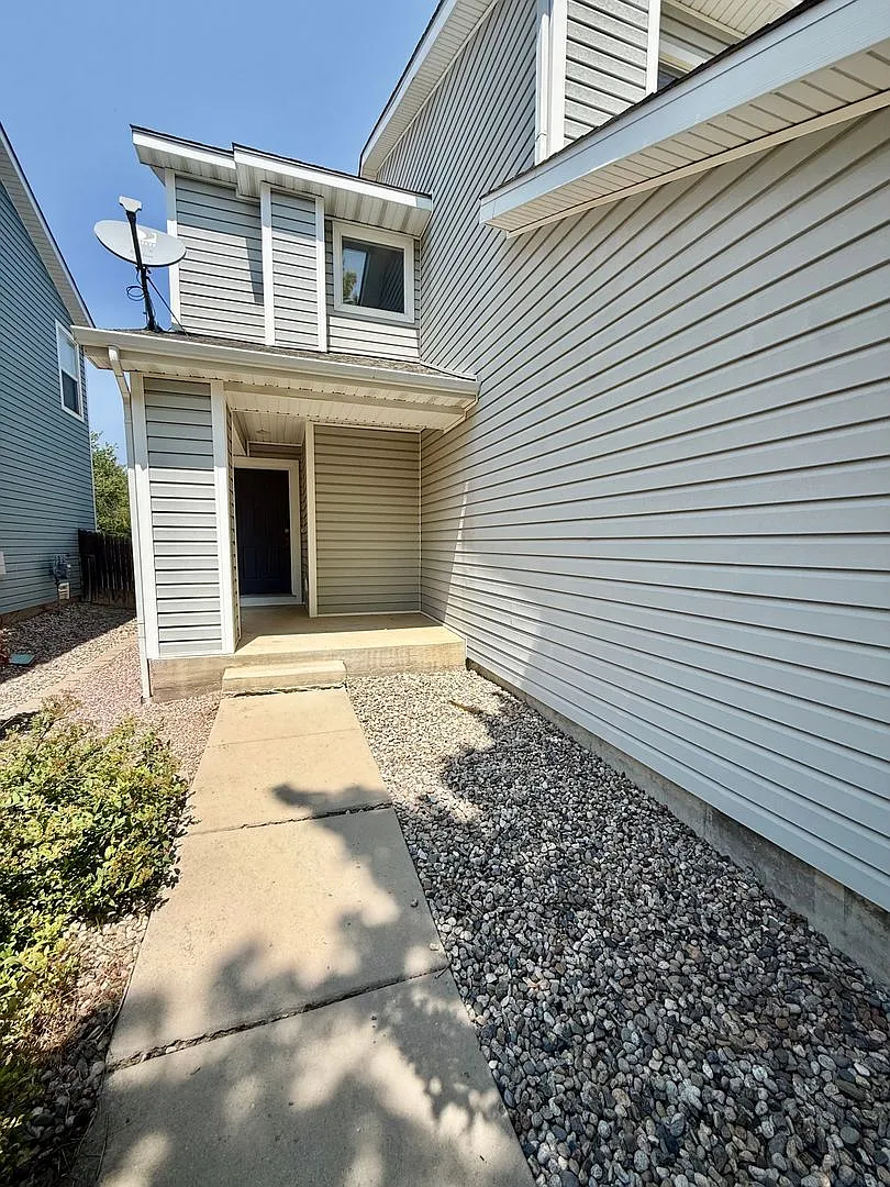 3 Bedroom 2.5 Bath Townhouse w/ 2-Car Garage! — Photo 4