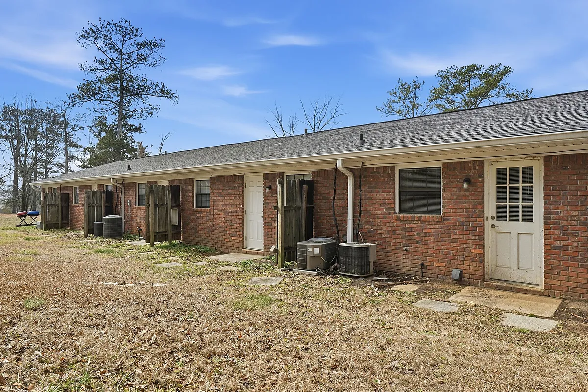 Building Photo - 3681 Lynn Dr #B