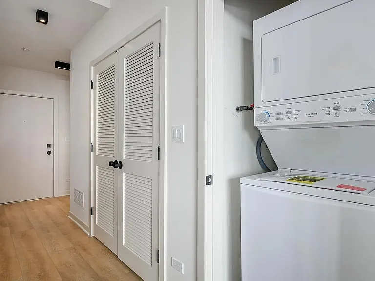 3209 N Narragansett Ave #406 — Photo 12