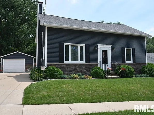 313 S 8th St, Le Claire, IA 52753