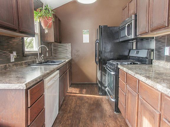 3rd image of 211 Meadowlark Ct