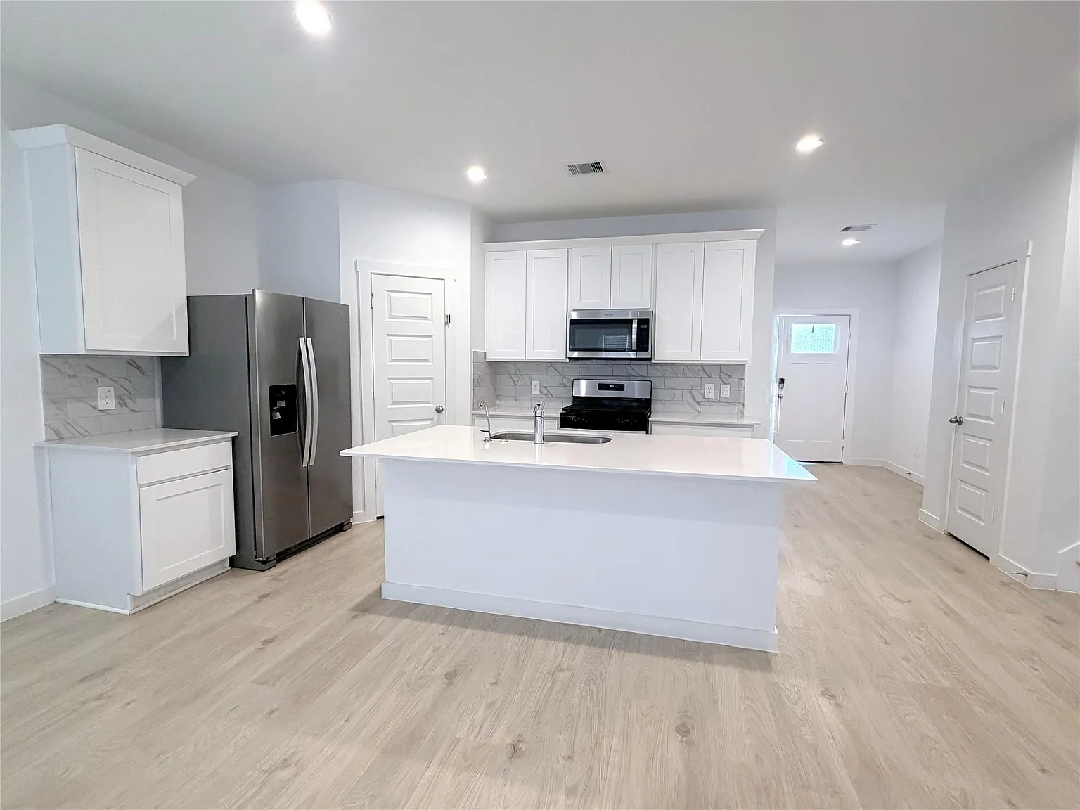 4 bed, 3.0 bath, 2178 sqft, $2,350 — Photo 3