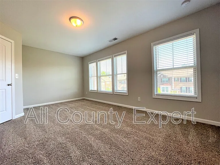 912 Rose Way — Photo 18