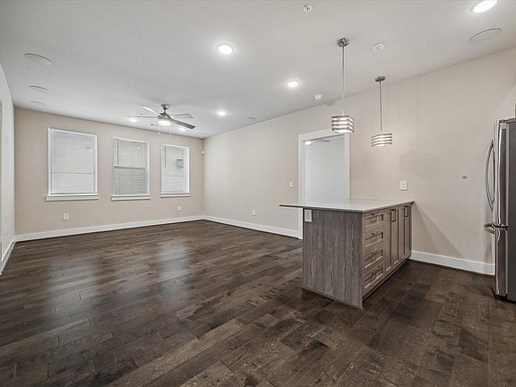 3rd image of 4819 Caroline St #104