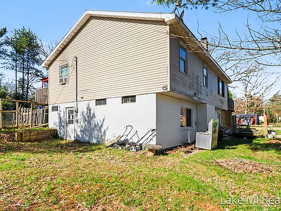3rd image of 1889 E 40th St
