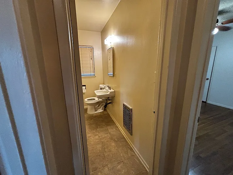 912 Genoa St — Photo 11