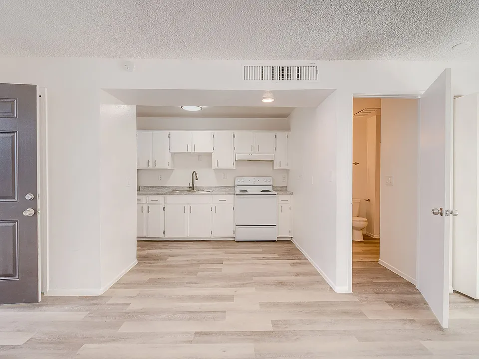 North Central (Stone and Prince), 2 story apartment complex with a/c!