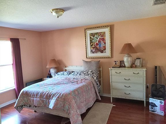 5th image of 7 Squire Ct