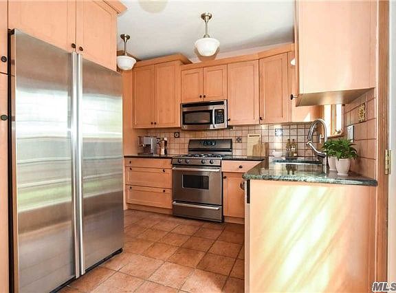 4th image of 25038 Thornhill Ave