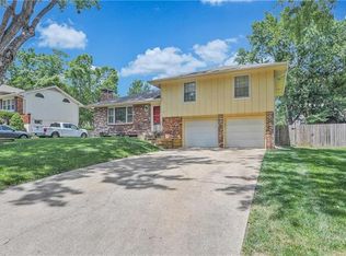 428 SW Sunset Dr, Lees Summit, MO 64081