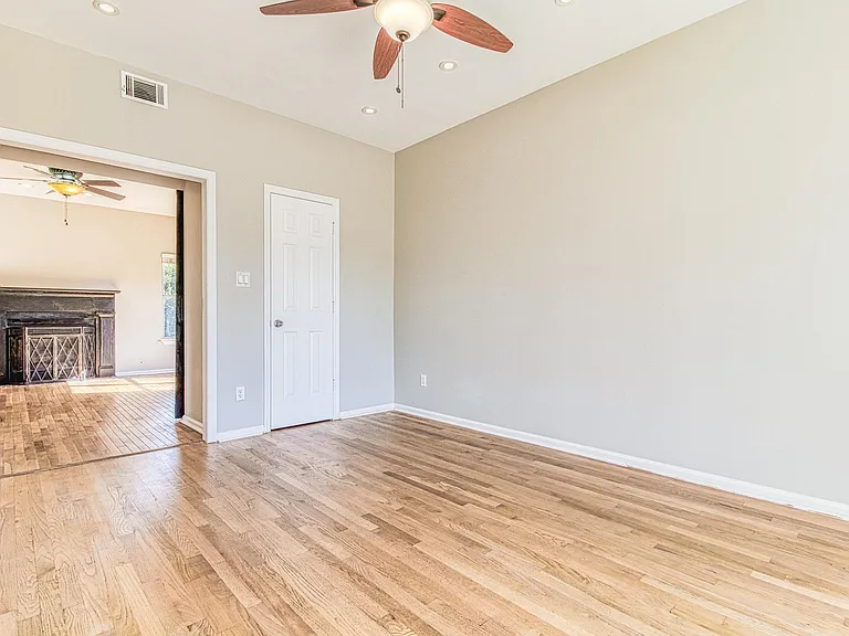 310 W Taylors Xing — Photo 24