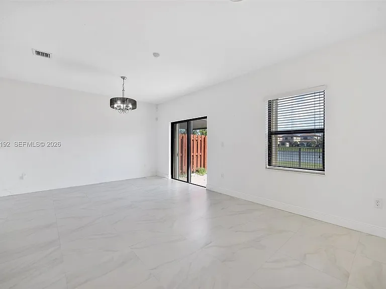 3728 NE 3rd Ct — Photo 6