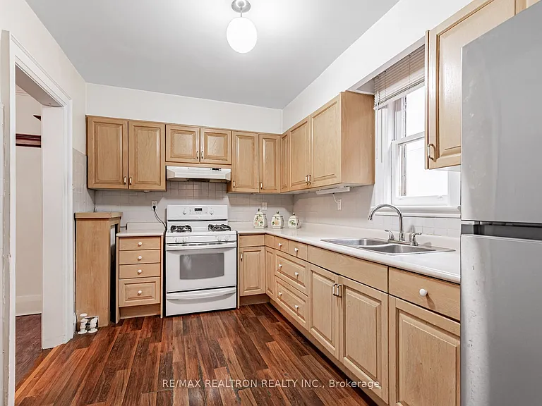 149 Eastbourne Ave — Photo 11