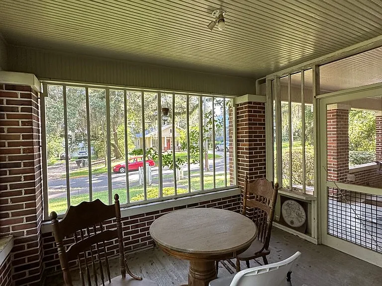Beautiful downtown quad. 1 and 2 bed units available now. Pets allowed. — Photo 35