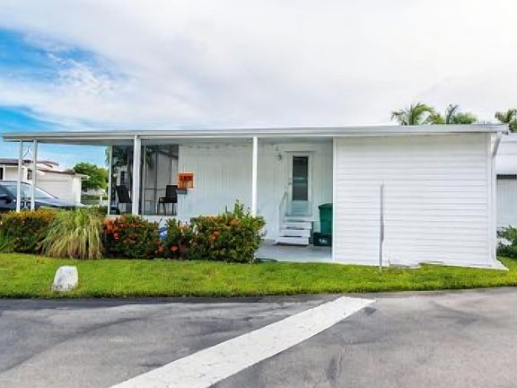 4th image of 3302 Lake Street