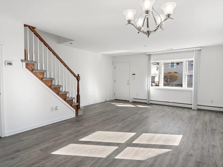 27 Woodside Ave #B — Photo 3