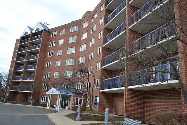 1st image of 7120 N Milwaukee Ave APT 202