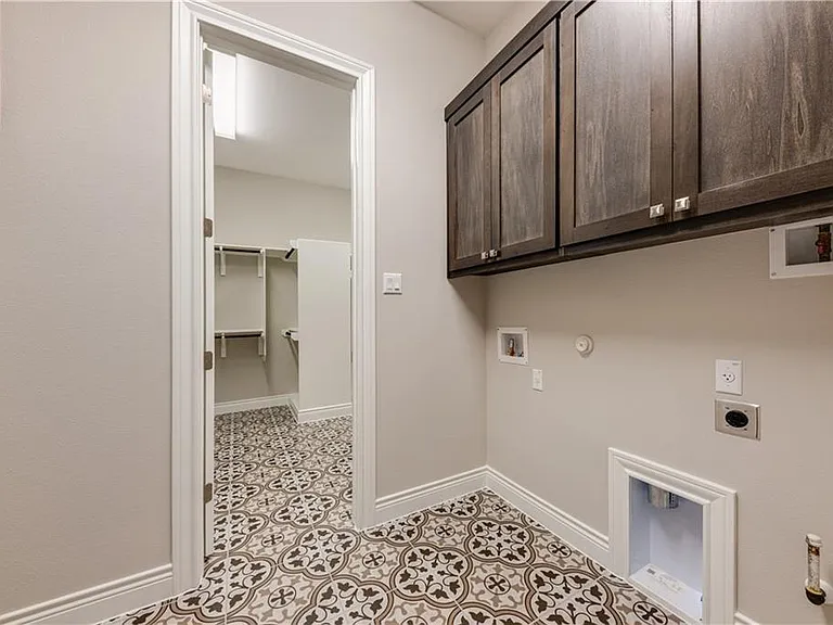 705 Campino Dr — Photo 12
