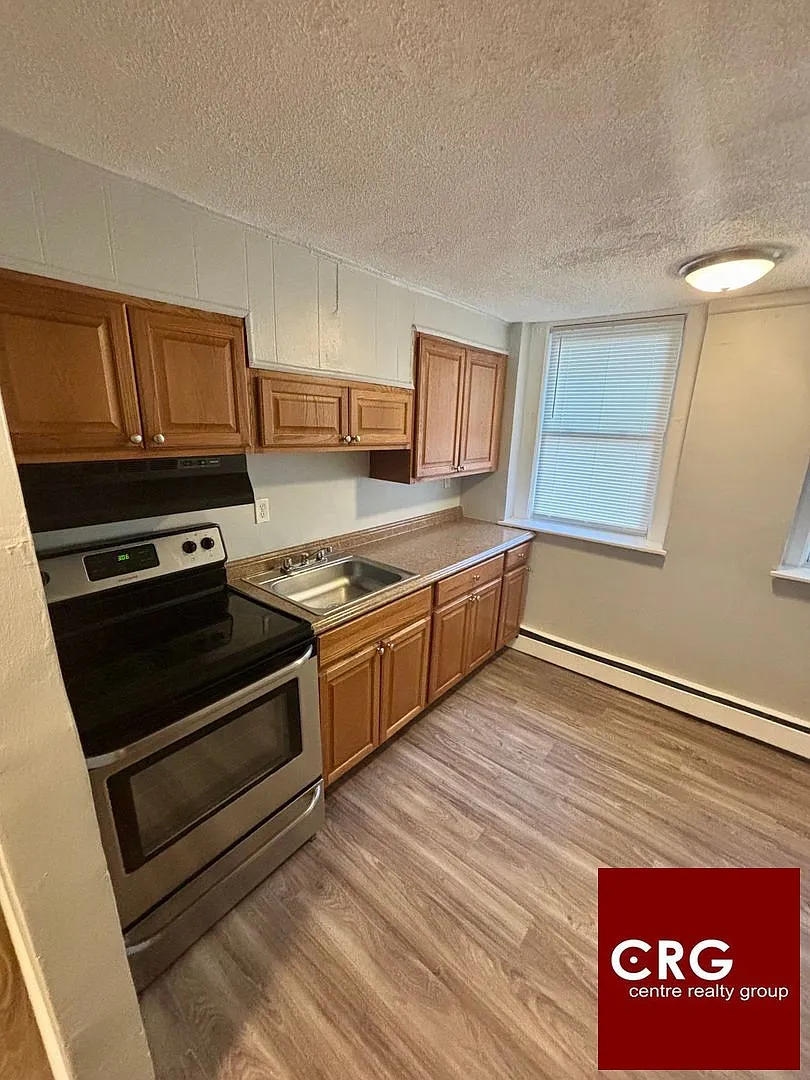 3 bed, 1.0 bath, 1000 sqft, $2,575 — Photo 2