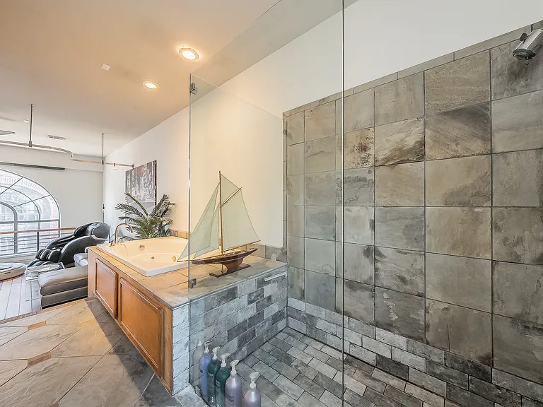 3911 Gilbert Ave #G — Photo 21