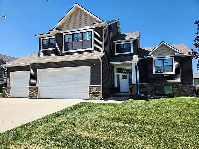 2225 Phoenix Rd SW — Photo 1