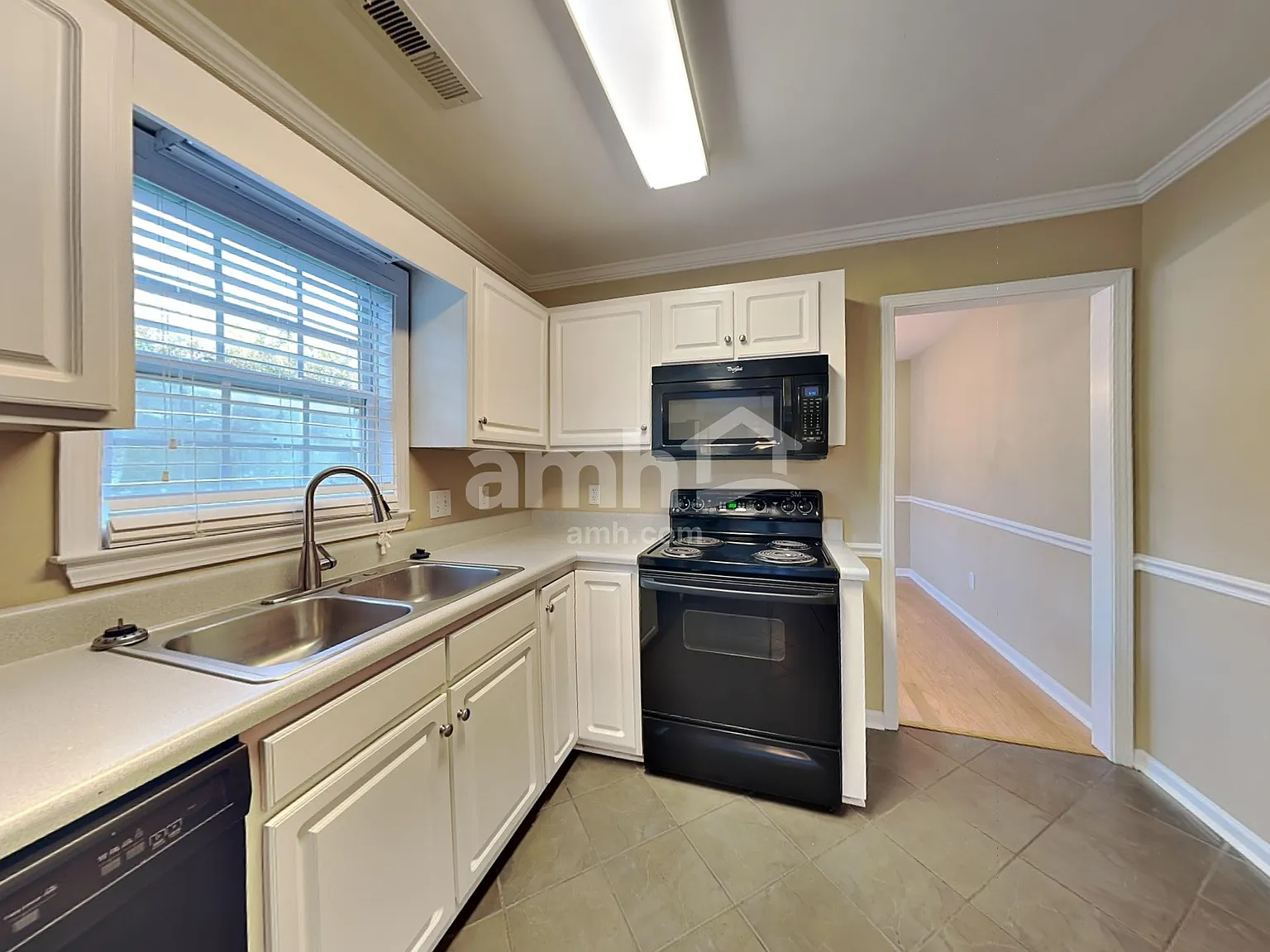 3 bed, 2.5 bath, 1490 sqft, $1,890 — Photo 3