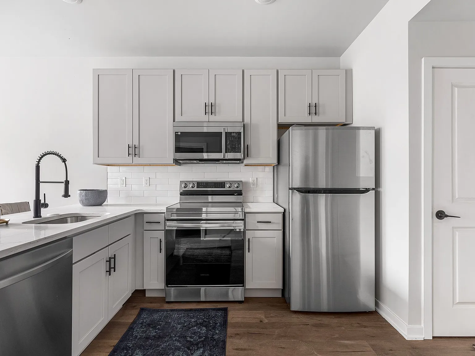 Urban Living Redefined Stylish Apartments Near Everything You Need — Photo 4