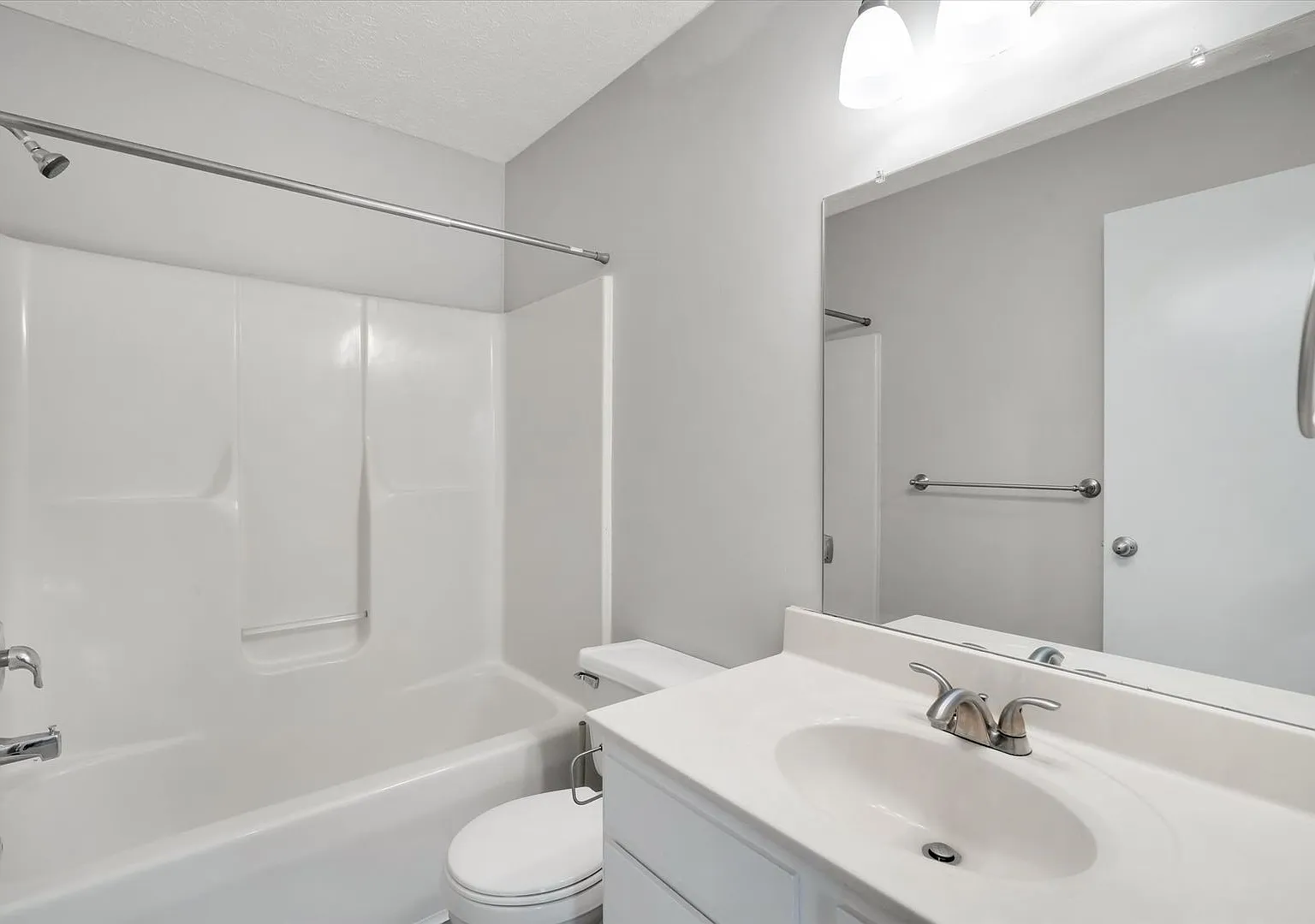 Two bedroom townhome, bath and half washer and dryer connections — Photo 2