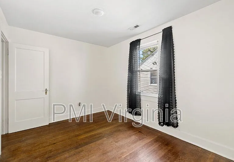 818 W 42nd St — Photo 14
