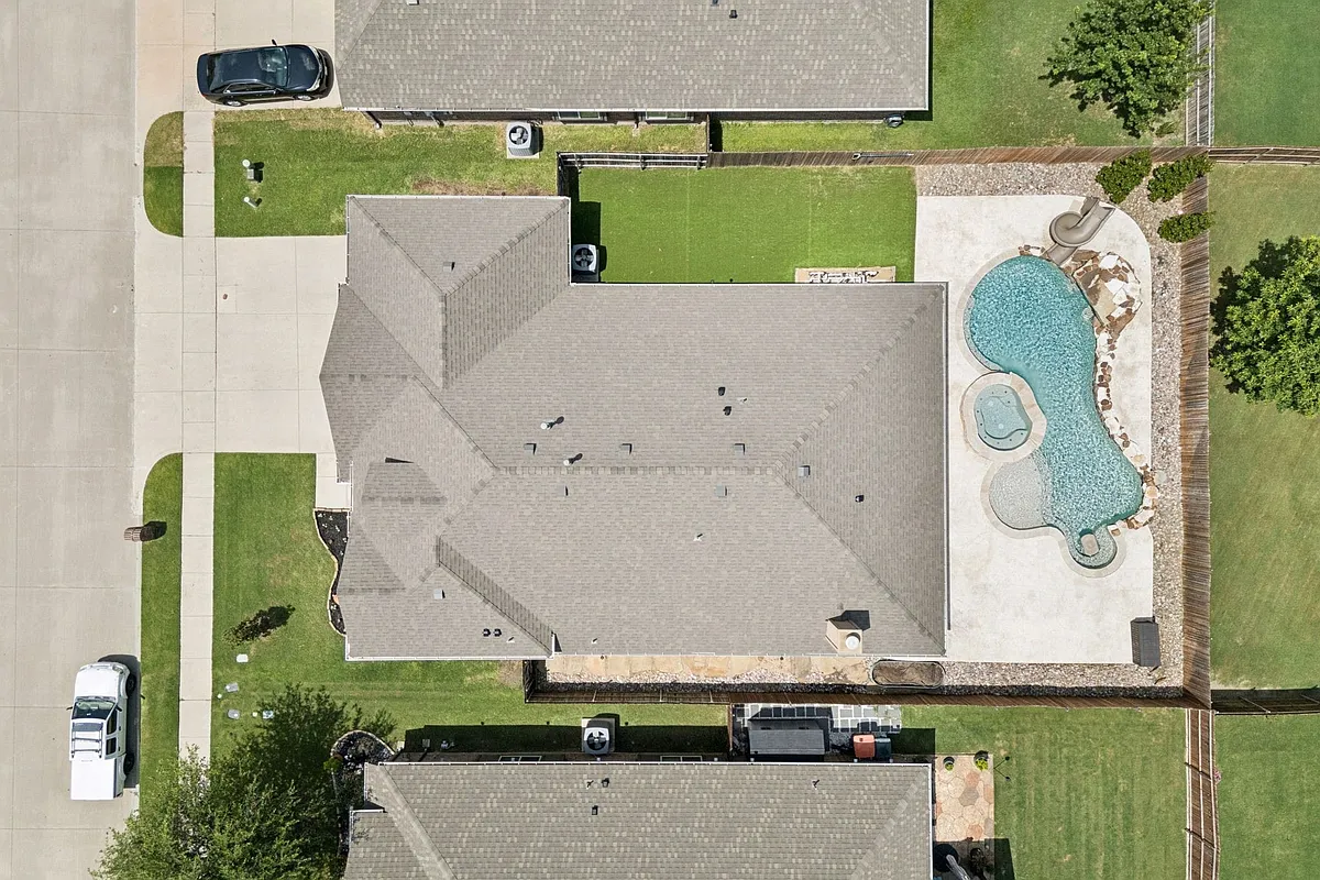 Large side yard with low maintenance turf! - 512 Eastbrook Dr