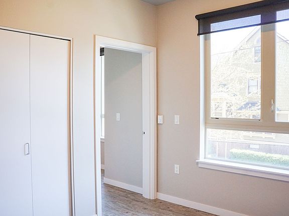 5th image of 411 SE 14th Ave APT 106