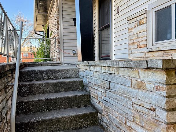 4th image of 2002 Redbud Ave