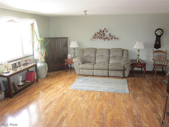 3rd image of 4039 Magnolia Dr