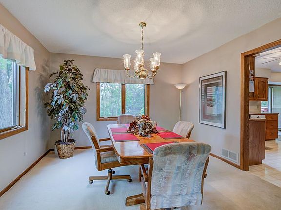 5th image of 9794 Woodridge Dr