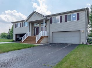 9538 Woodside Cir, Grand Blanc, MI 48439