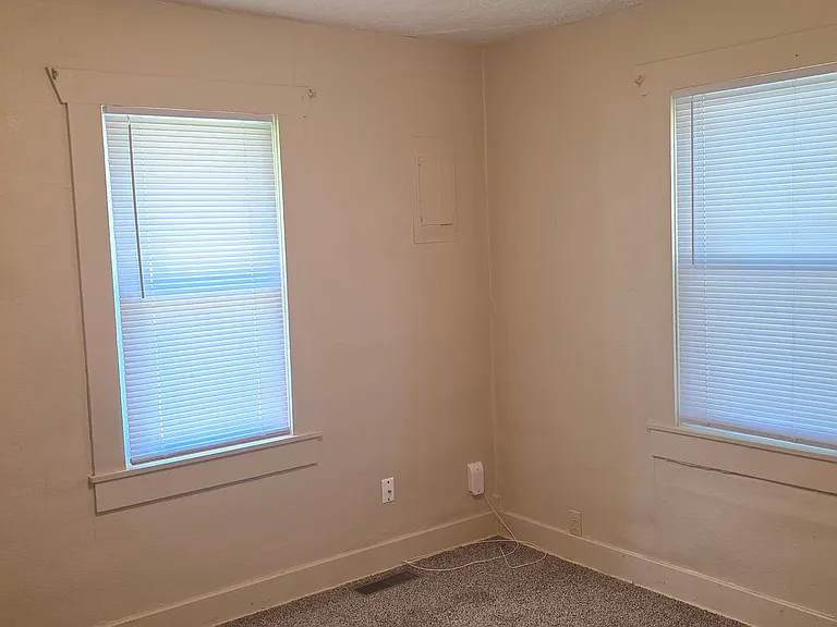 2106 W Walnut St — Photo 5