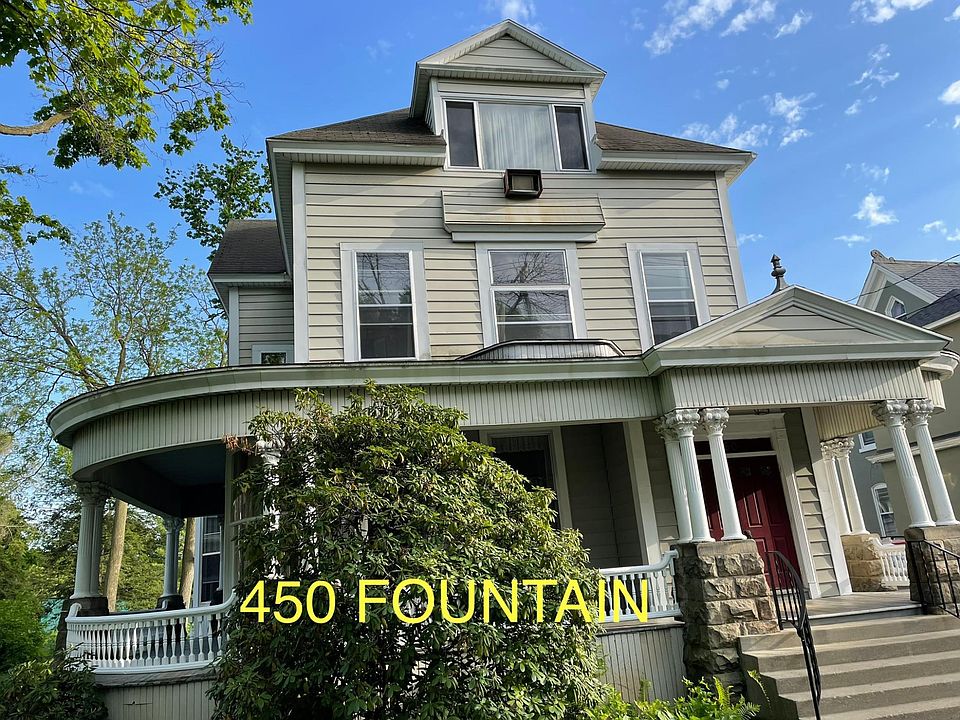 HERITAGE HILL - 450 Fountain - situated in a quiet one-way street, just steps to GRCC/ Downtown/ Museums, Restaurants, Hospitals, Nightlife. Bus Stop in front of the beautiful Historic Home (1890)
