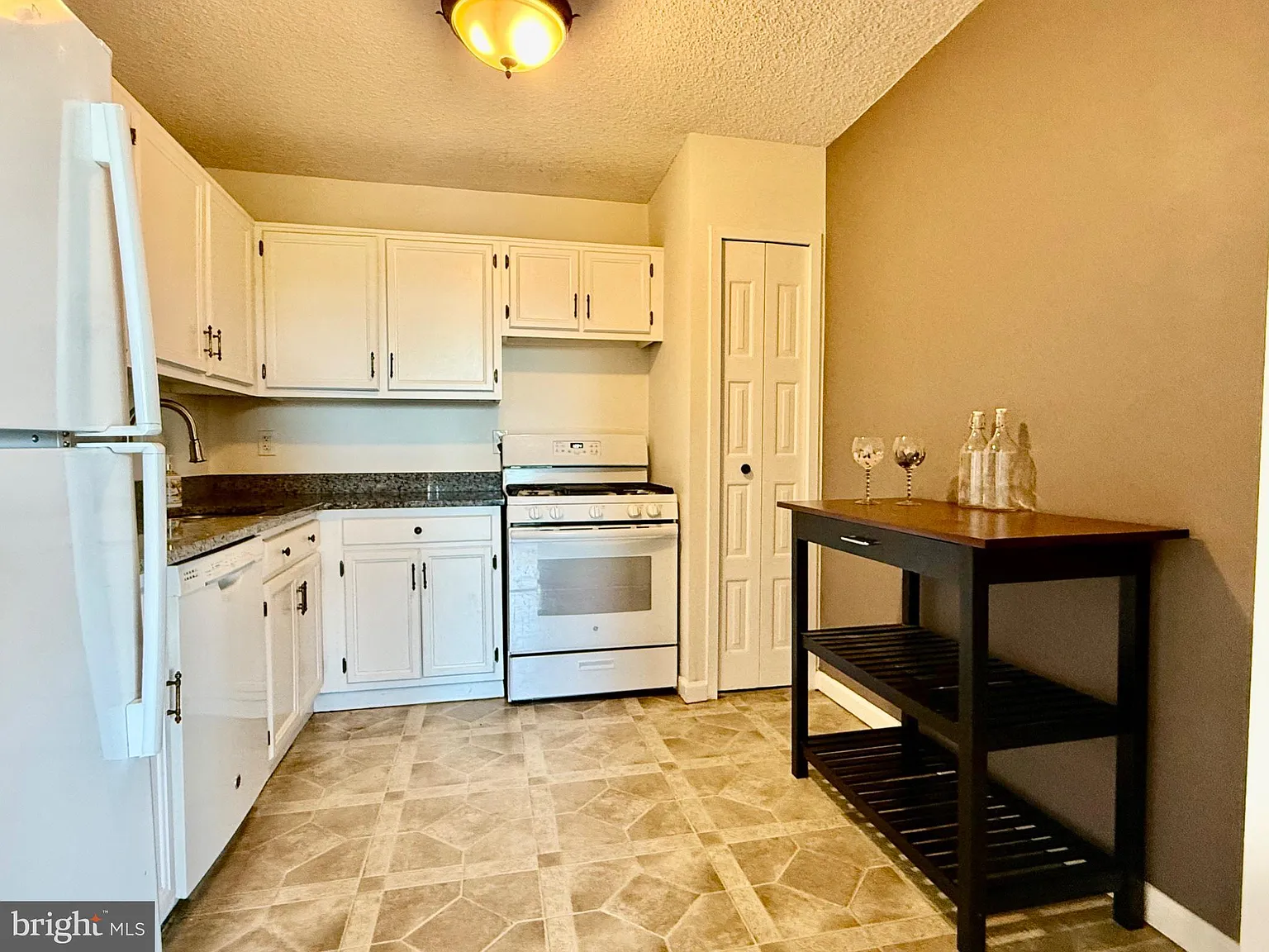 1 bed, 1.0 bath, 981 sqft, $2,200 — Photo 2