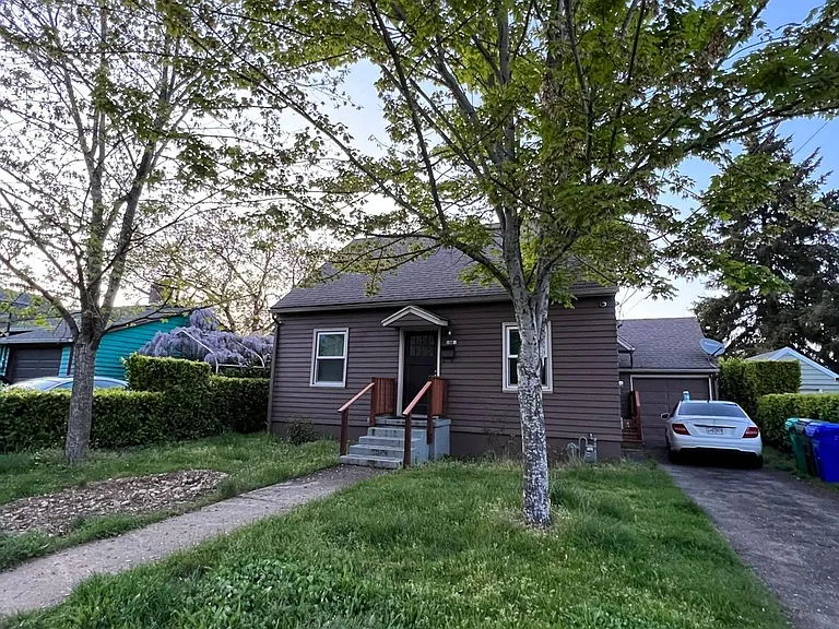 8301 NE Hassalo St — Photo 1