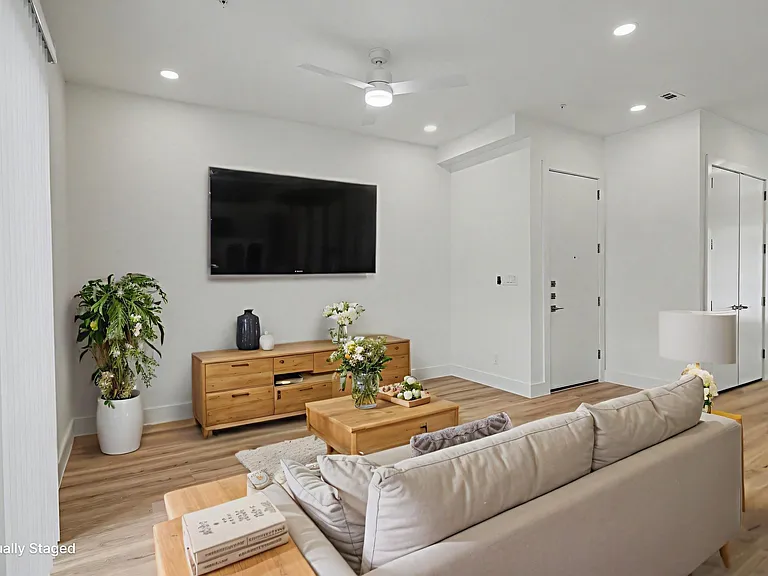2217 N Fitzhugh Ave #202 — Photo 6