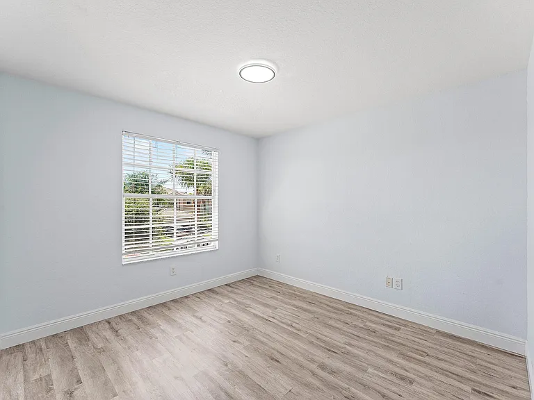 5477 Queenship Ct — Photo 19