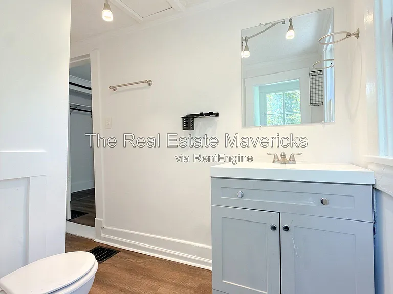 404 N Seminole Dr — Photo 8