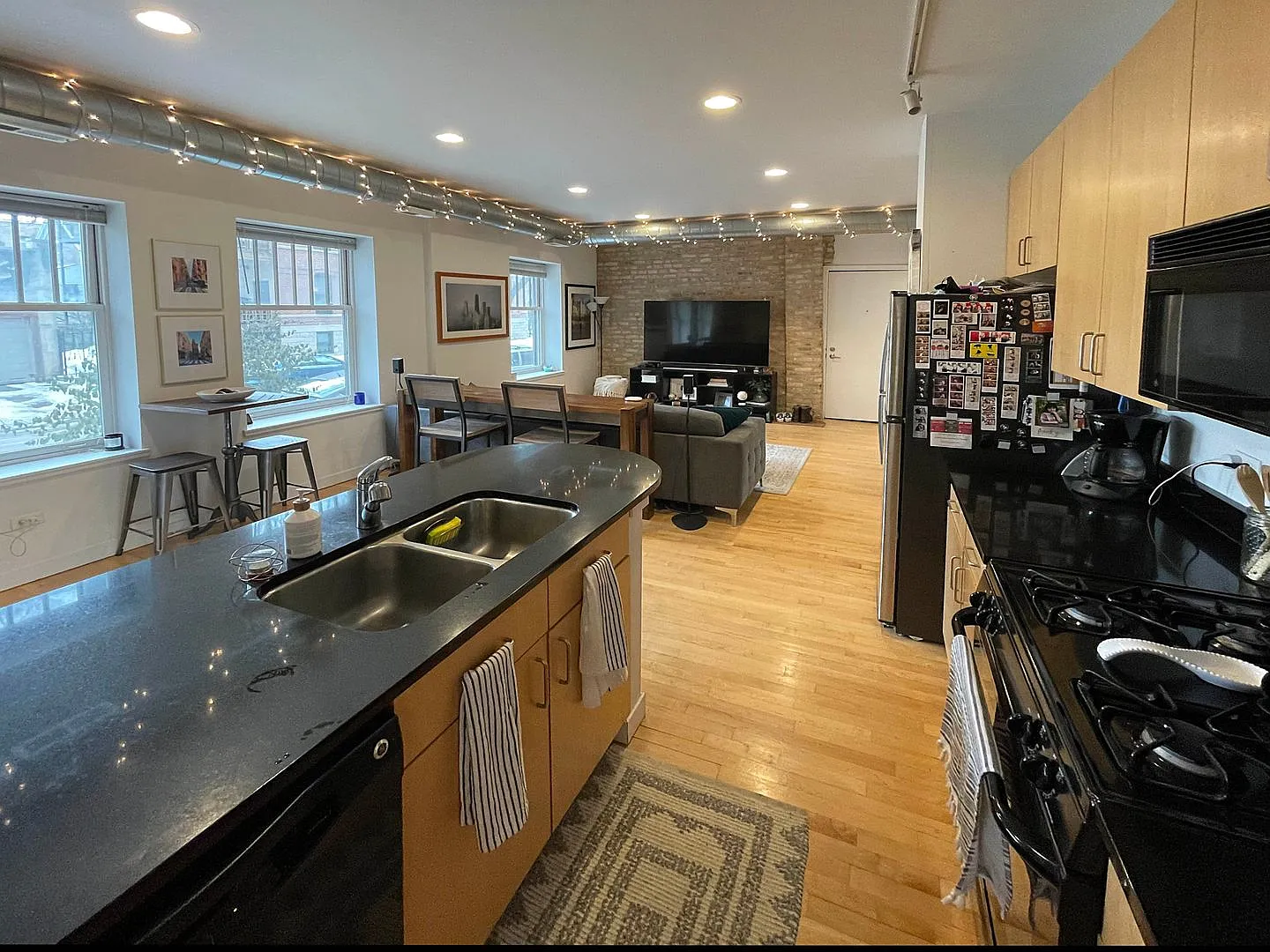 Great Wicker Park Large 1 Bedroom. Exposed Brick. Laundry. Porch. Free Internet. Amazing Street. ... — Photo 1